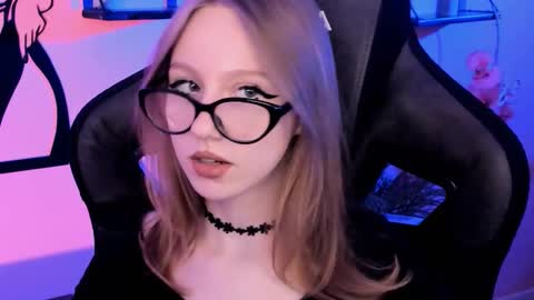 Snapshot of dariatate chatting on 10-19-25, 11:33 Daria Tate online show from 10-19-25, 11:33