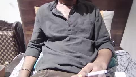 Snapshot of darkbud03 chatting on 02-21-25, 05:31 just a guy online show from 02-21-25, 05:31