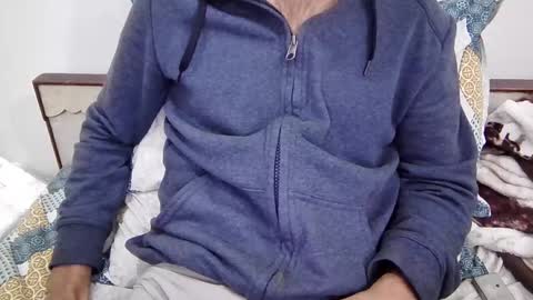 Snapshot of darkbud03 chatting on 12-19-25, 06:37 just a guy online show from 12-19-25, 06:37