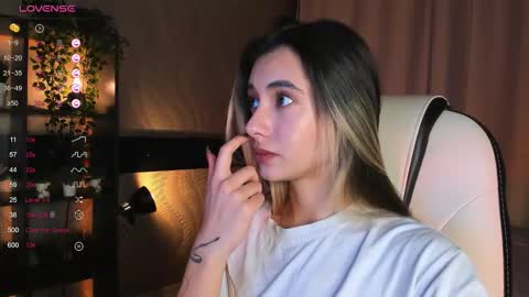 Snapshot of darlabelle chatting on 11-23-25, 03:39 Belle online show from 11-23-25, 03:39