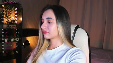 Snapshot of darlabelle chatting on 12-14-25, 03:45 Belle online show from 12-14-25, 03:45