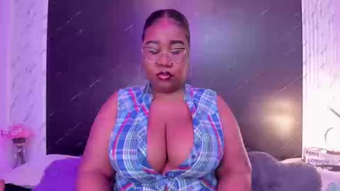 Snapshot of darnellqueen chatting on 09-17-25, 04:03 Darnell Queen online show from 09-17-25, 04:03