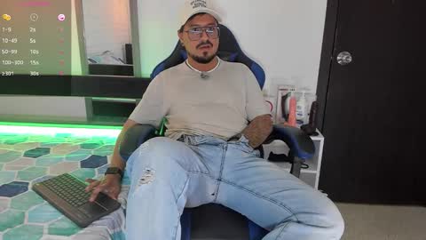 Snapshot of daviidevans chatting on 10-04-25, 11:30 David Evans online show from 10-04-25, 11:30