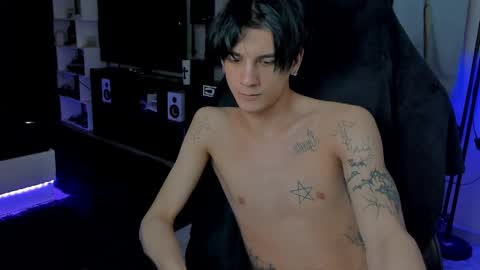Snapshot of davisross chatting on 05-16-26, 01:32 davis online show from 05-16-26, 01:32