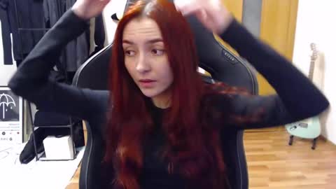 Snapshot of dead_girll chatting on 12-18-24, 09:29 freak online show from 12-18-24, 09:29