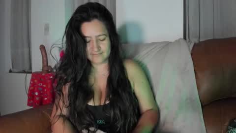 Snapshot of deesseluxure_ chatting on 11-19-25, 08:14 Andre online show from 11-19-25, 08:14