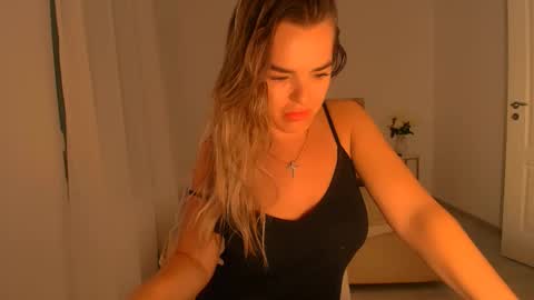 Snapshot of deliadelicious chatting on 09-10-25, 08:25 deliadelicious online show from 09-10-25, 08:25