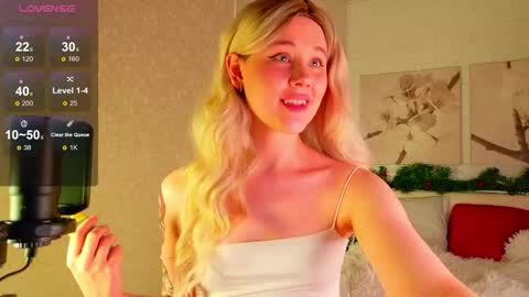 Snapshot of deluamoon chatting on 12-19-25, 04:25 Delia online show from 12-19-25, 04:25