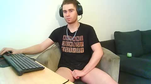 Snapshot of demoverzze chatting on 01-19-25, 09:33 Dominik online show from 01-19-25, 09:33