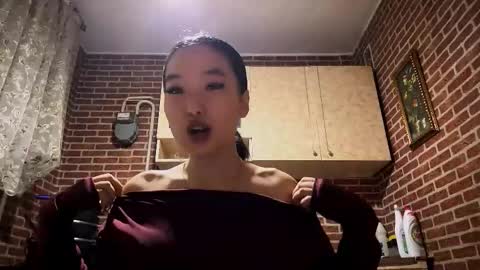 Snapshot of denysebernacchi chatting on 12-15-25, 02:21 Emma online show from 12-15-25, 02:21