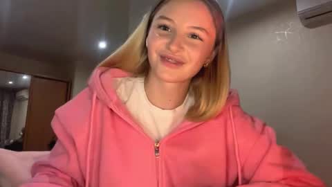 Snapshot of deonnagarn chatting on 10-13-25, 06:52 Vi Victoria online show from 10-13-25, 06:52