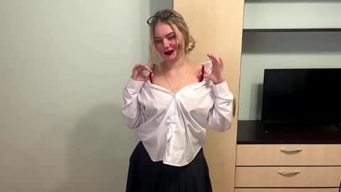 Snapshot of deonnahobb chatting on 02-18-26, 04:03 Luna online show from 02-18-26, 04:03