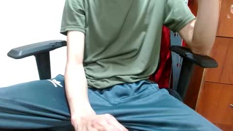 Snapshot of dereck1986 chatting on 12-20-25, 09:27 dereck online show from 12-20-25, 09:27