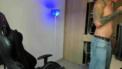 Snapshot of derekmuller11 chatting on 05-15-26, 09:00 derekmuller11 online show from 05-15-26, 09:00