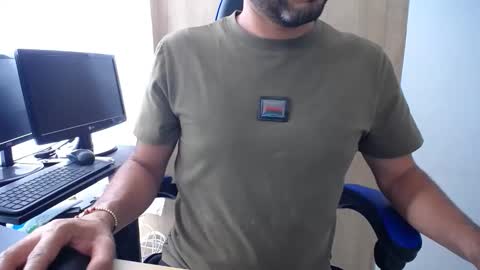 Snapshot of derrik_ chatting on 05-19-26, 04:02 online show from 05-19-26, 04:02