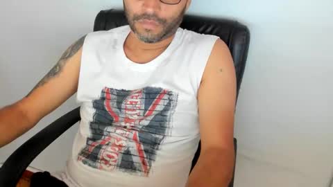 Snapshot of derrik_ chatting on 06-08-26, 01:00 online show from 06-08-26, 01:00