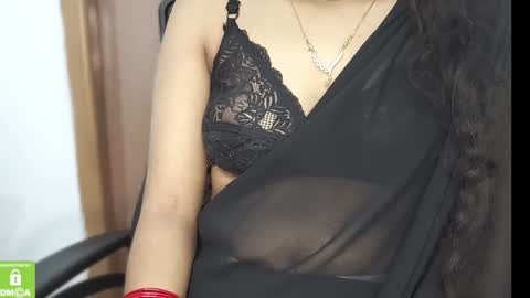 Snapshot of desicoupleshow chatting on 01-18-25, 06:21 Eva and Adam online show from 01-18-25, 06:21