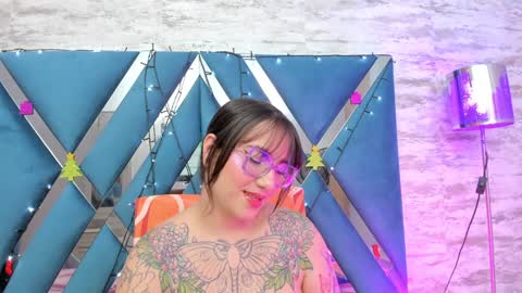 Snapshot of deva_blue chatting on 12-11-24, 08:04 Deva Blue online show from 12-11-24, 08:04