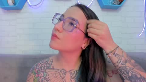 Snapshot of deva_blue chatting on 01-20-25, 07:47 Deva Blue online show from 01-20-25, 07:47