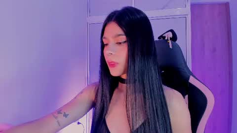 Snapshot of devours_fire chatting on 06-25-26, 11:53 Sara 3 online show from 06-25-26, 11:53