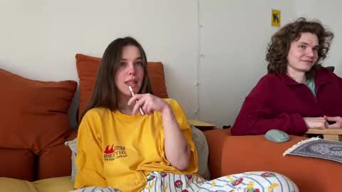 Snapshot of di_n_alex chatting on 04-23-26, 12:29 Di Alex online show from 04-23-26, 12:29