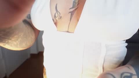 Snapshot of diamon_kataleya chatting on 02-09-26, 01:15 Melissa My schedule 10pm time Colombia online show from 02-09-26, 01:15