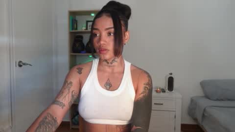 Snapshot of diamon_kataleya chatting on 02-16-26, 09:49 Melissa My schedule 10pm time Colombia online show from 02-16-26, 09:49