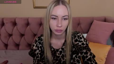 Snapshot of diana_garrett chatting on 02-23-25, 01:35 Diana online show from 02-23-25, 01:35