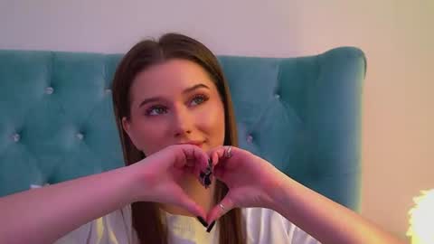 Snapshot of dianabecker chatting on 07-16-26, 11:33 Diana online show from 07-16-26, 11:33