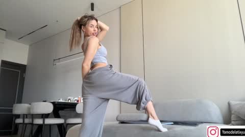 Snapshot of diffgirls chatting on 10-29-25, 09:44 Tanya online show from 10-29-25, 09:44