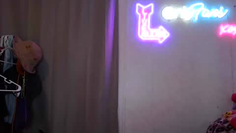 Snapshot of dimepiecexxx chatting on 10-09-25, 02:31 Sofie online show from 10-09-25, 02:31