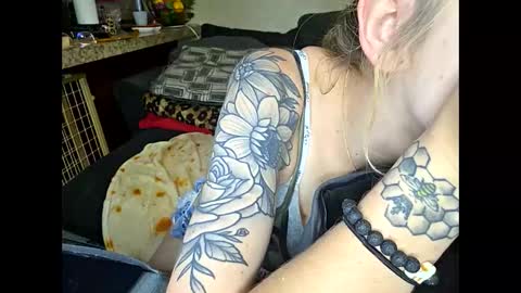 Snapshot of dimepiecexxx chatting on 04-27-26, 10:35 Sofie online show from 04-27-26, 10:35