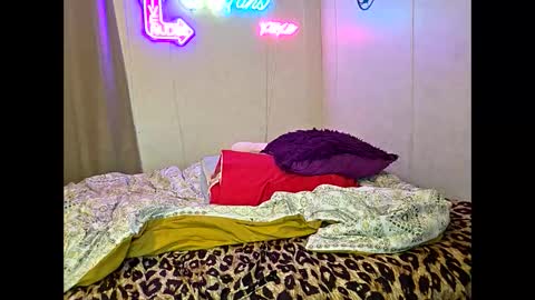 Snapshot of dimepiecexxx chatting on 05-30-26, 03:47 Sofie online show from 05-30-26, 03:47