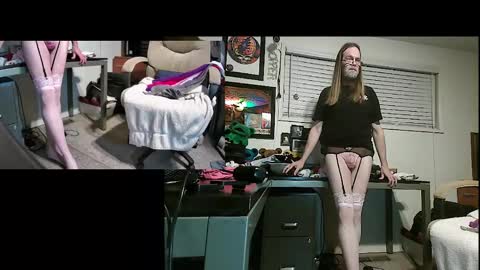 Snapshot of dinkdork094 chatting on 12-28-24, 02:01 Dinkdork just having a good time online show from 12-28-24, 02:01