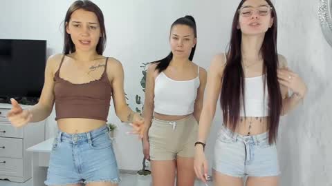 Snapshot of dirtygirls99 chatting on 03-05-25, 03:29 Gyna Josie online show from 03-05-25, 03:29