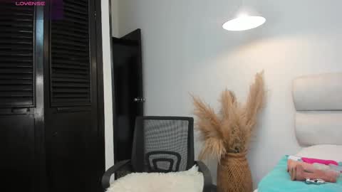 Snapshot of dirtygril chatting on 09-22-25, 06:43 Angelica online show from 09-22-25, 06:43