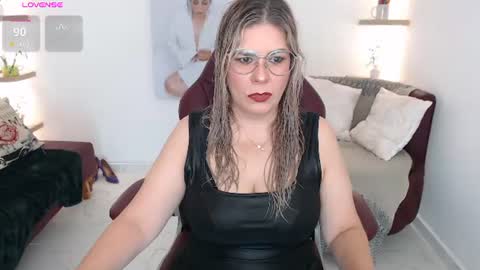 Snapshot of diva_milf chatting on 06-24-26, 08:19 Diva online show from 06-24-26, 08:19