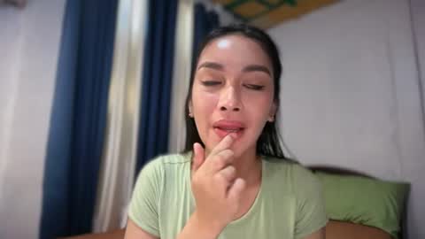 Snapshot of divina_graciaxx chatting on 06-25-26, 02:44 DIVINA online show from 06-25-26, 02:44
