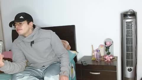 Auro and Santiago online show from 02-10-25, 03:46