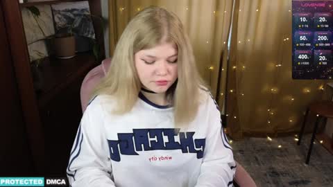 Snapshot of doll_chloe_ chatting on 01-22-25, 09:02 Chloe online show from 01-22-25, 09:02