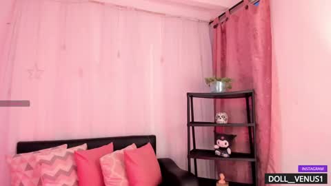 Snapshot of doll_venus chatting on 01-25-25, 11:22 Roxana independent model can you help me reach 100 hands up uwu online show from 01-25-25, 11:22