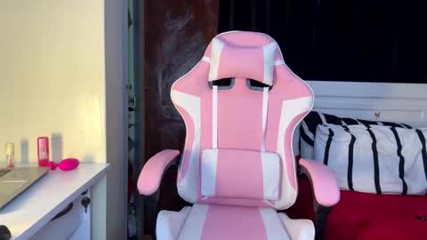 Snapshot of dolldol18 chatting on 02-25-26, 09:13 Doll online show from 02-25-26, 09:13