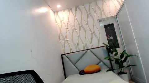 Snapshot of dollinheat chatting on 10-18-25, 08:53 Make me Happy online show from 10-18-25, 08:53