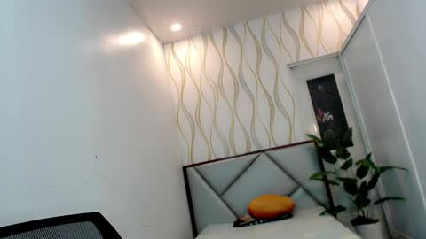 Snapshot of dollinheat chatting on 10-19-25, 07:36 Make me Happy online show from 10-19-25, 07:36