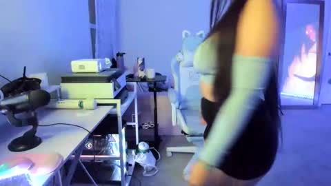 Snapshot of dolllface chatting on 09-19-25, 03:30 DOLLLFACE online show from 09-19-25, 03:30