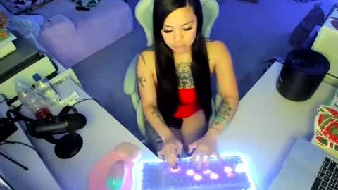 DOLLLFACE online show from 12-17-25, 05:46