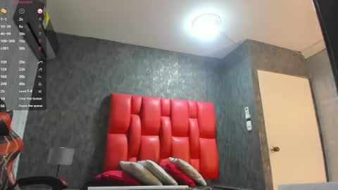 Snapshot of dominicsccott chatting on 06-18-26, 12:53 Dominicscott online show from 06-18-26, 12:53