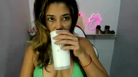 Snapshot of dona_tella chatting on 06-23-26, 11:30 dona_tella online show from 06-23-26, 11:30