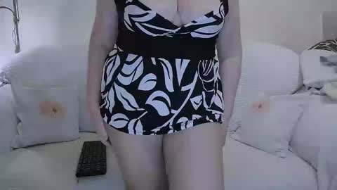 Snapshot of donnadoll4u chatting on 03-12-25, 04:02 Erica online show from 03-12-25, 04:02