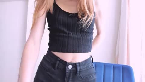 Snapshot of donteatcats_ chatting on 11-04-25, 07:18 Sam online show from 11-04-25, 07:18